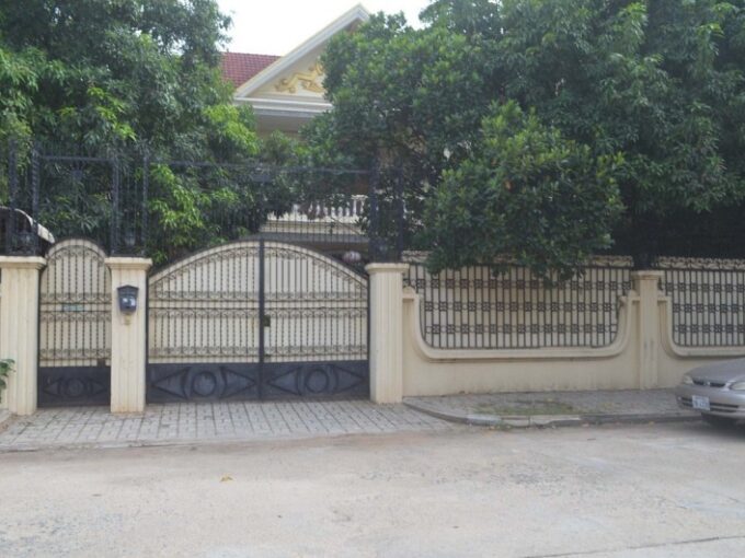 4 bedrooms villa for rent in Toul Kork