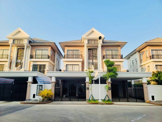 5 Bedroom Villa for Sale in Peng Huoth 50m | Twin B