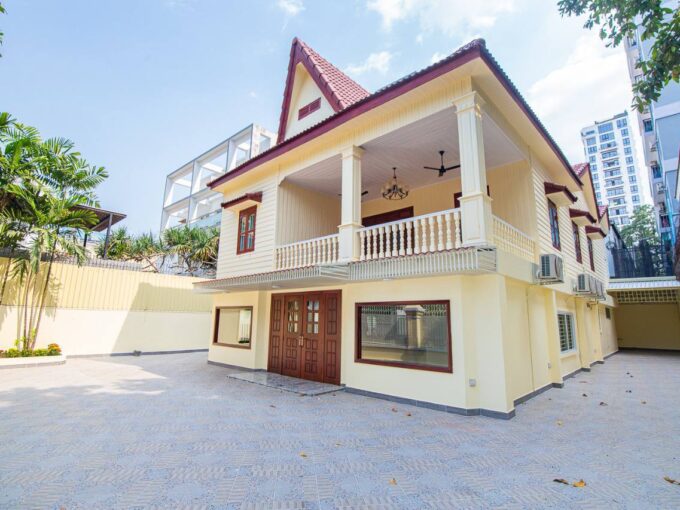 5 Bedrooms Villa for Rent in Bkk1