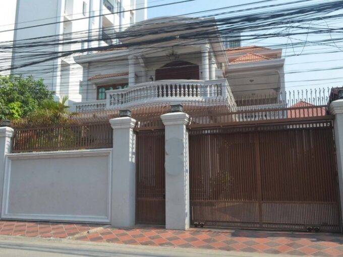 6Bedrooms Villa For Rent or Sale In Russain Market