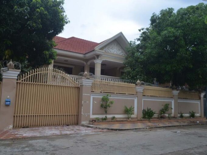 7 Bedrooms Villa for rent In Toul kork