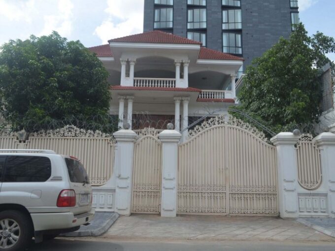 7-bedroom villa in Daun penh for rent