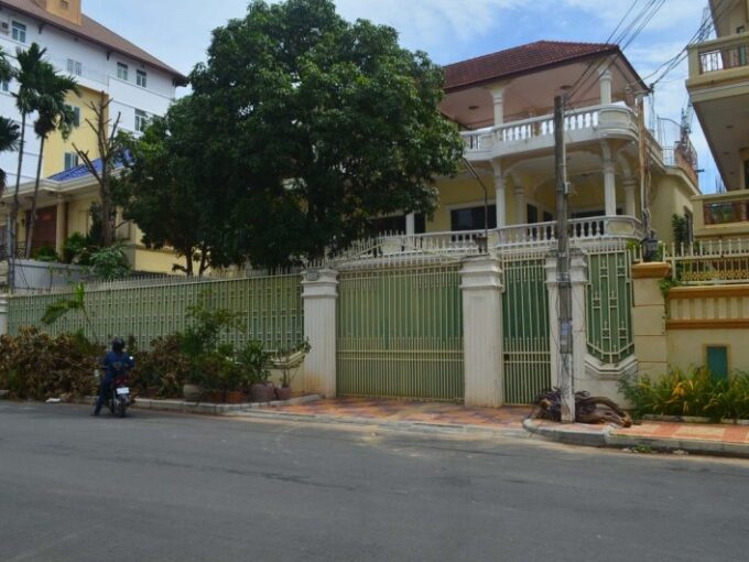 Big villa for rent in Toul Kork