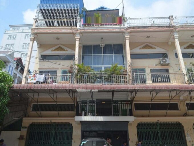 Flat house for sale at Toul Tompung