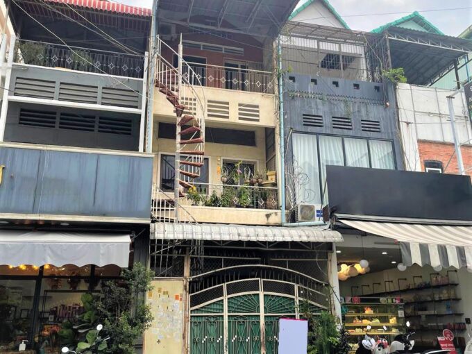 Good Location Shophouse for rent in the Ground Floor of the building in BKK area