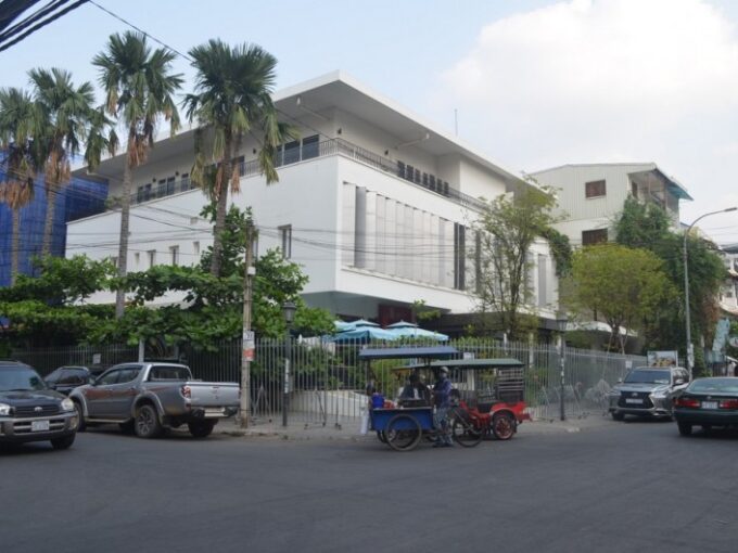 Ground floor Villa on the Corner For Rent In Daun Penh