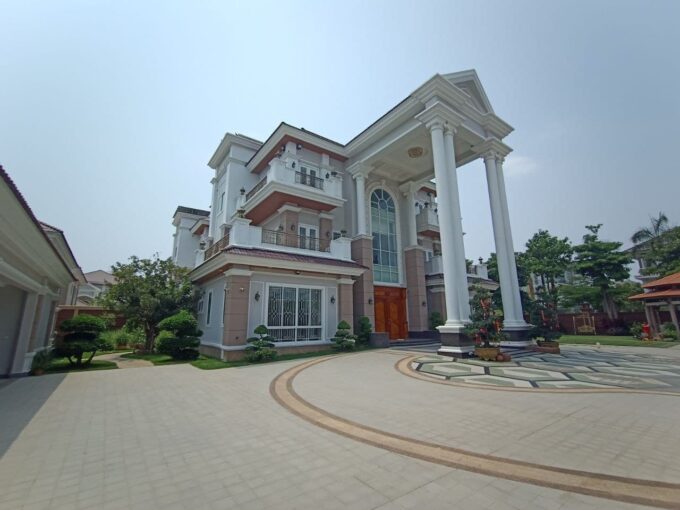 King A Corner Villa For Sale In Borey Peng Huoth Boeng Snor