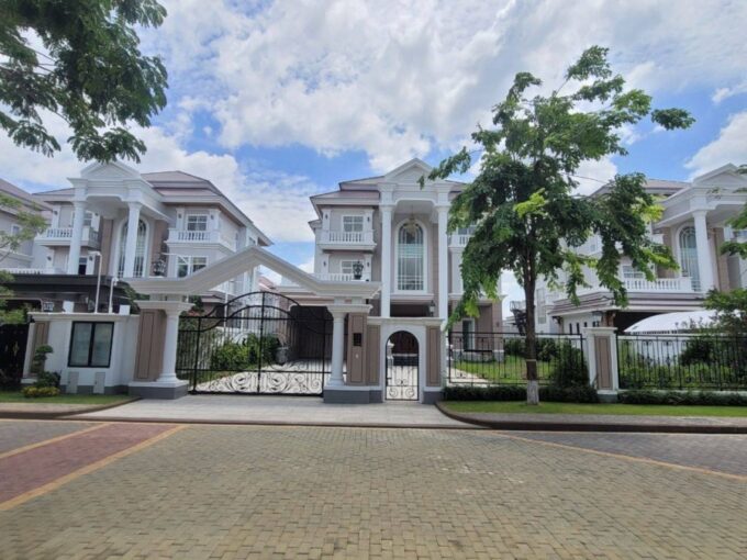 Luxurious Queen Villa for Sale in Phnom Penh - Spacious & Elegant