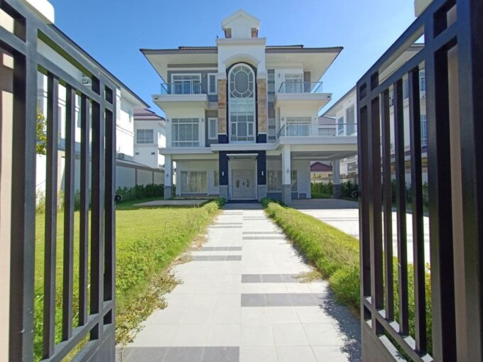 Luxury  Queen  Villa  For Sale In Borey Peng Huoth Boeng  The Star Diamonds