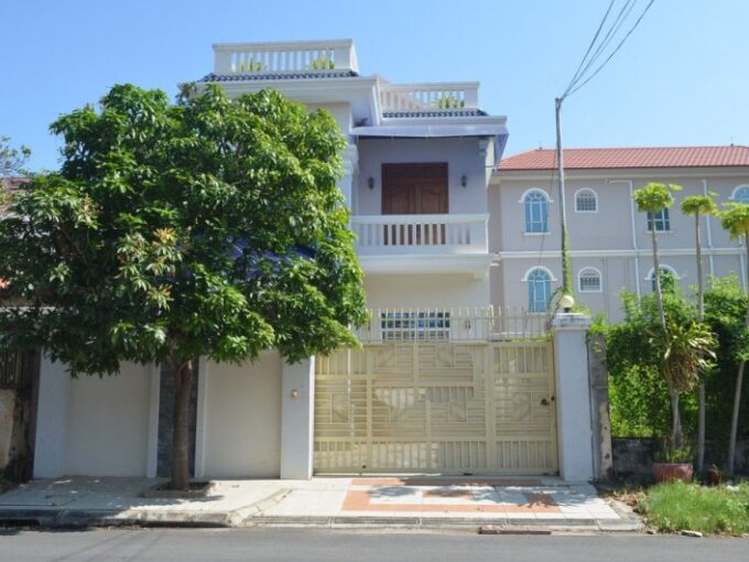 Nice Villa with 5Bedrooms For Rent In Toul Kork