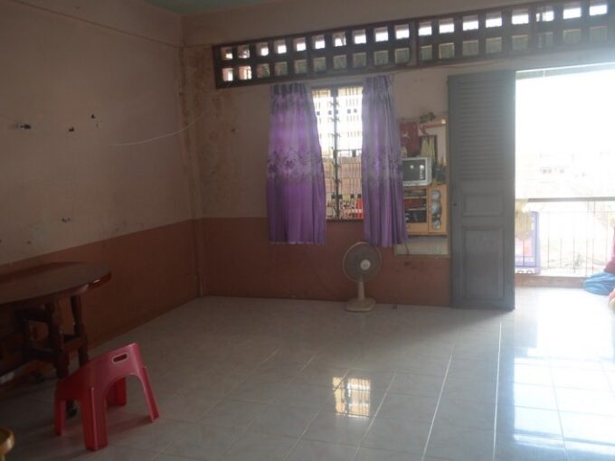 Old flat house on 4th floor for sale in 7 makara