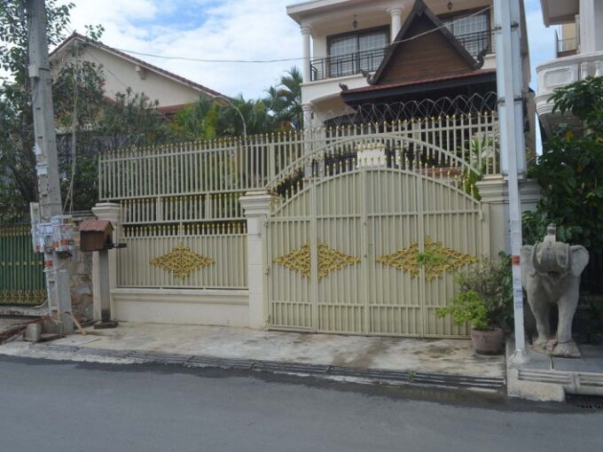 Small villa in Toul Kork for sale