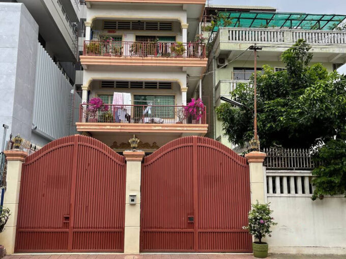 Spacious House For Rent in Good Location Near BKK1.