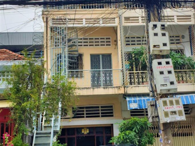 Urgent Shophouse for rent in BKK is available now