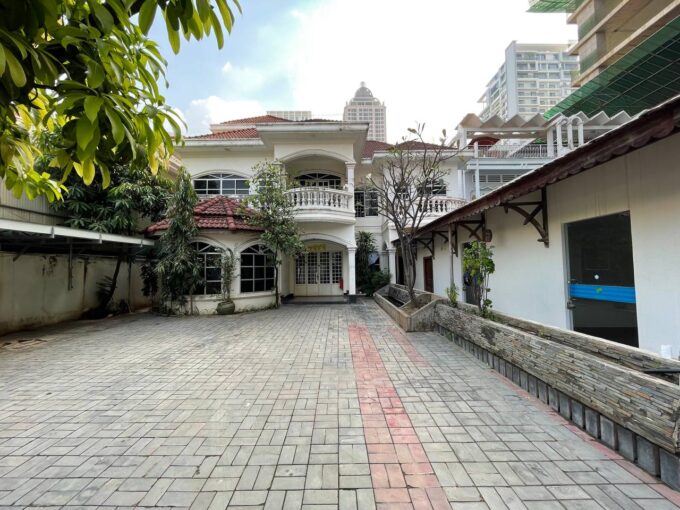 Villa For Rent With Best Location in Bkk1