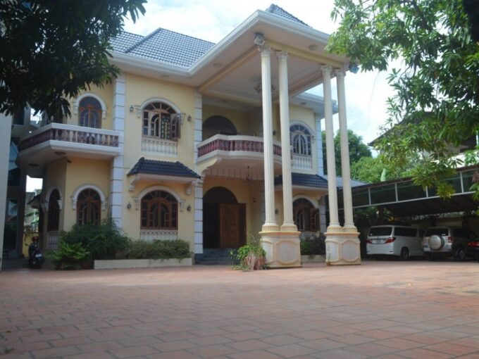 Villa with 8 rooms for rent in Toul Kork