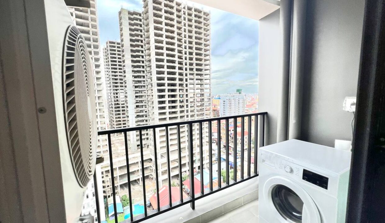 1 Bedroom Condo For Rent Boeung Trabek Phnom Penh - US450 Balcony with Washing Marchine