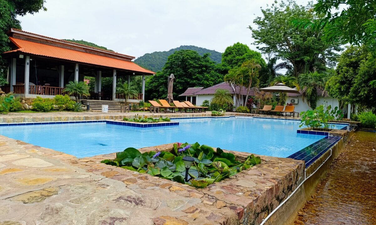 Boutique Resort for Rent in Kep Pool & Restaurant Mountain View