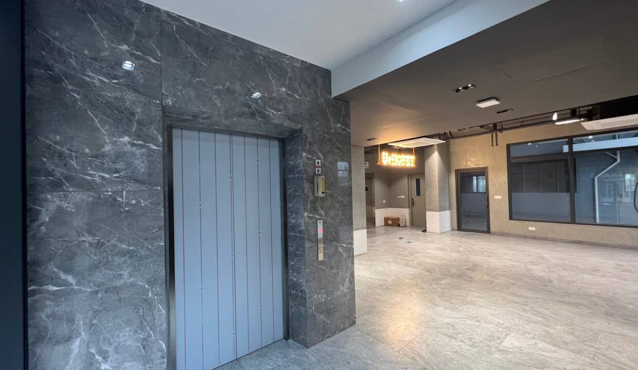 69-unit building for rent in Chroy Changvar hall corridoor