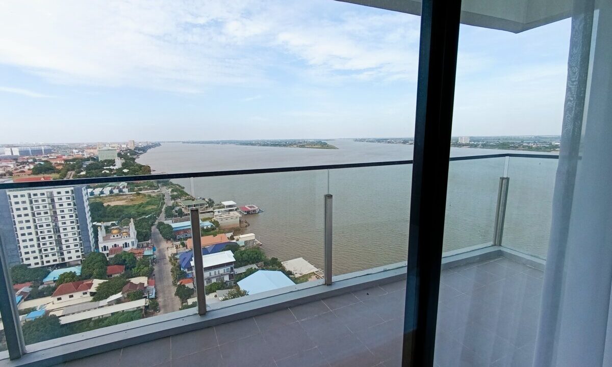 Stunning 2 Bedroom Condo for Sale or Rent in Chroy Changvar - Balcony